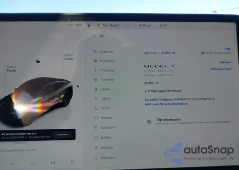 2025 Tesla Model Y Long Range Dual Motor All-Wheel Drive z USA, uszkodzony, nr VIN 7SAYGAEE5SF216328